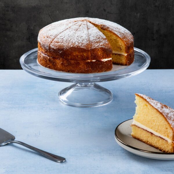 Victoria sponge cake with cream filling and icing sugar.