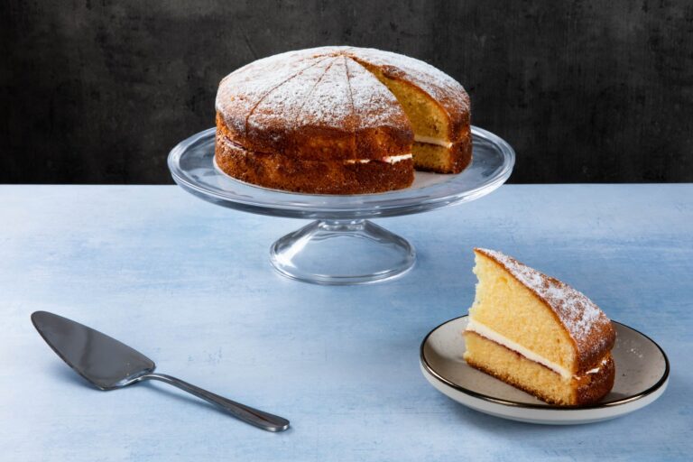 Victoria sponge cake with cream filling and icing sugar.